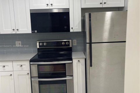 Condo in Sunrise, Florida, 2 bedrooms  № 2001591 - photo 3