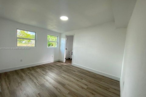 House in Port Charlotte, Florida 4 bedrooms, 115.66 sq.m. № 1683579 - photo 19
