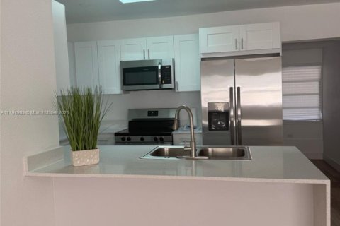 House in Port Charlotte, Florida 4 bedrooms, 115.66 sq.m. № 1683579 - photo 17