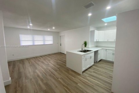 House in Port Charlotte, Florida 4 bedrooms, 115.66 sq.m. № 1683579 - photo 13