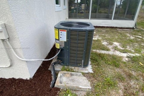 House in Port Charlotte, Florida 4 bedrooms, 115.66 sq.m. № 1683579 - photo 8