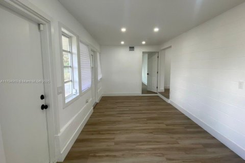 House in Port Charlotte, Florida 4 bedrooms, 115.66 sq.m. № 1683579 - photo 3