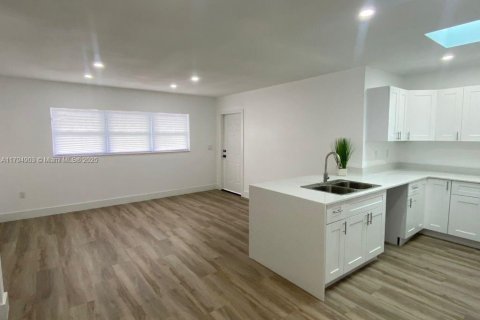House in Port Charlotte, Florida 4 bedrooms, 115.66 sq.m. № 1683579 - photo 14