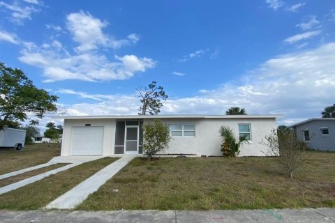 House in Port Charlotte, Florida 4 bedrooms, 115.66 sq.m. № 1683579 - photo 10