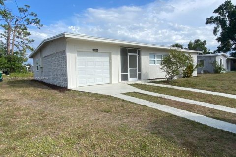 House in Port Charlotte, Florida 4 bedrooms, 115.66 sq.m. № 1683579 - photo 1