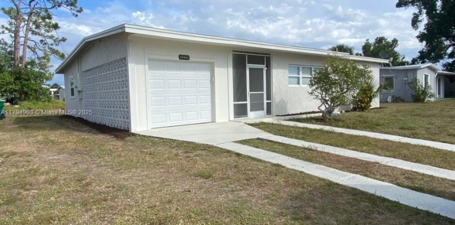 House in Port Charlotte, Florida 4 bedrooms, 115.66 sq.m. № 1683579