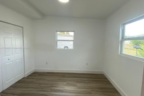 House in Port Charlotte, Florida 4 bedrooms, 115.66 sq.m. № 1683579 - photo 26