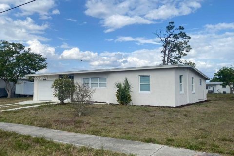House in Port Charlotte, Florida 4 bedrooms, 115.66 sq.m. № 1683579 - photo 9