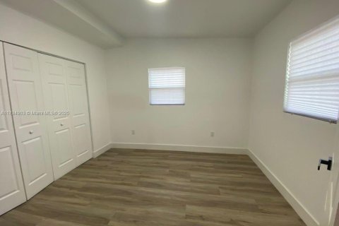 House in Port Charlotte, Florida 4 bedrooms, 115.66 sq.m. № 1683579 - photo 29