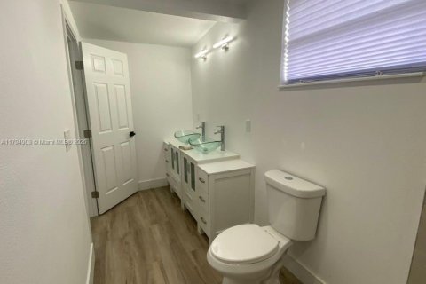 House in Port Charlotte, Florida 4 bedrooms, 115.66 sq.m. № 1683579 - photo 24