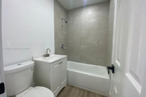 House in Port Charlotte, Florida 4 bedrooms, 115.66 sq.m. № 1683579 - photo 2