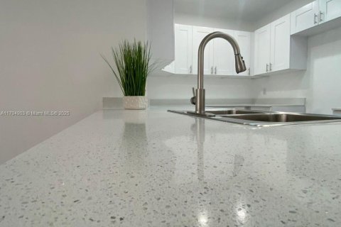 House in Port Charlotte, Florida 4 bedrooms, 115.66 sq.m. № 1683579 - photo 15
