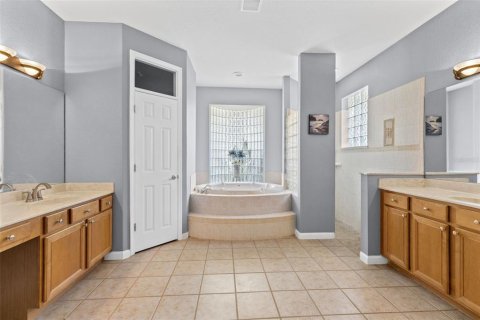 House in Oviedo, Florida 4 bedrooms, 261.61 sq.m. № 2216904 - photo 24