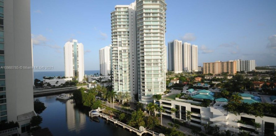 Condo à Sunny Isles Beach, Floride, 3 chambres  № 1694339