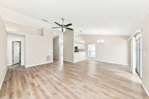 Casa en alquiler en Brandon, Florida, 3 dormitorios, 126.63 m2 № 2391237 - foto 4