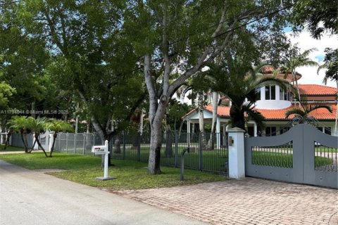 House in Pinecrest, Florida 6 bedrooms, 543.39 sq.m. № 1711230 - photo 2