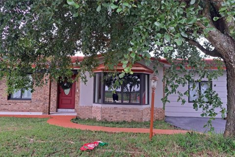 Villa ou maison à louer à Homestead, Floride: 3 chambres, 230.03 m2 № 2029267 - photo 2