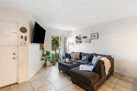 Condo in Miami, Florida, 2 bedrooms  № 2076525 - photo 4