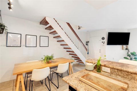 Condo in Miami, Florida, 2 bedrooms  № 2076525 - photo 13