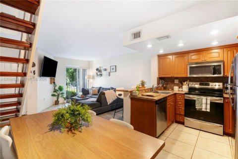 Condo in Miami, Florida, 2 bedrooms  № 2076525 - photo 5