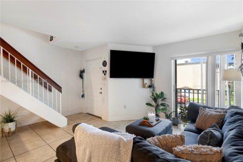 Condo in Miami, Florida, 2 bedrooms  № 2076525 - photo 11