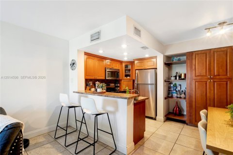 Condo in Miami, Florida, 2 bedrooms  № 2076525 - photo 8