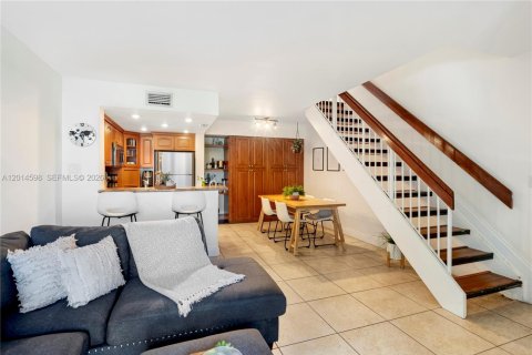 Condo in Miami, Florida, 2 bedrooms  № 2076525 - photo 9