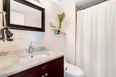 Condo in Miami, Florida, 2 bedrooms  № 2076525 - photo 17