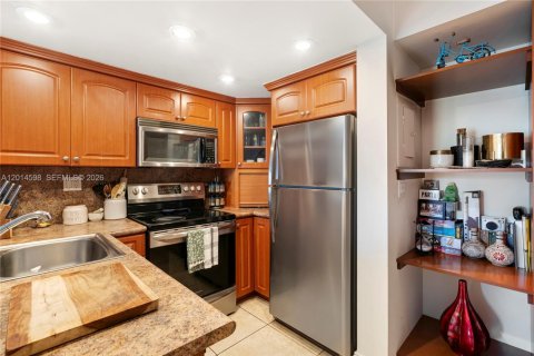 Condo in Miami, Florida, 2 bedrooms  № 2076525 - photo 7