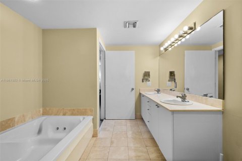 Copropriété à vendre à Sunny Isles Beach, Floride: 3 chambres, 172.8 m2 № 1892453 - photo 24