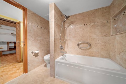 Townhouse in Miami, Florida 3 bedrooms, 157.28 sq.m. № 2001387 - photo 25