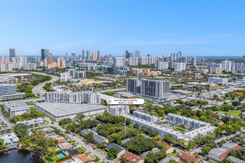 Townhouse in Miami, Florida 3 bedrooms, 157.28 sq.m. № 2001387 - photo 3