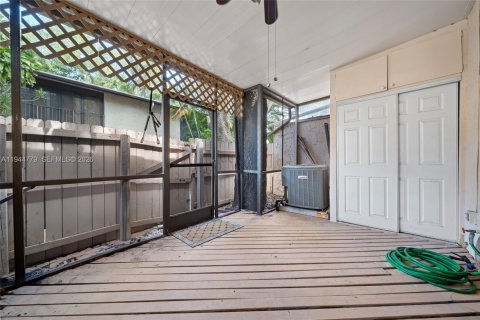 Townhouse in Miami, Florida 3 bedrooms, 157.28 sq.m. № 2001387 - photo 22