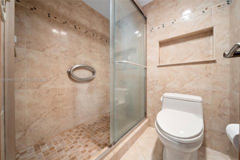 Townhouse in Miami, Florida 3 bedrooms, 157.28 sq.m. № 2001387 - photo 20