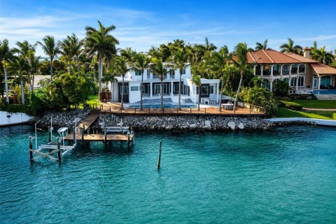 House in Sarasota, Florida 4 bedrooms, 365.66 sq.m. № 2287672