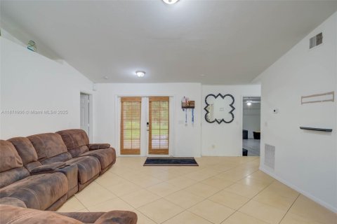 House in Naples, Florida 3 bedrooms, 181.72 sq.m. № 1922473 - photo 5