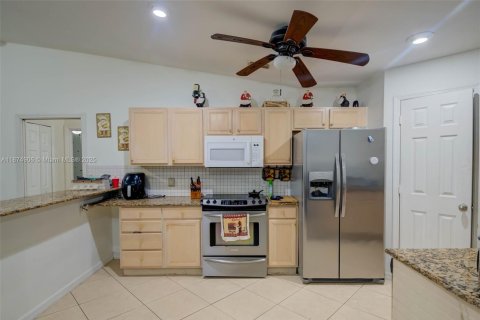 House in Naples, Florida 3 bedrooms, 181.72 sq.m. № 1922473 - photo 8