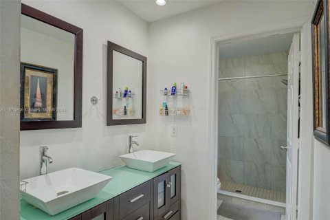 House in Naples, Florida 3 bedrooms, 181.72 sq.m. № 1922473 - photo 15