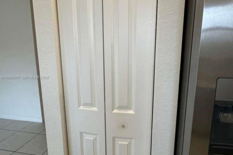 Touwnhouse à louer à Homestead, Floride: 3 chambres, 133.97 m2 № 2017853 - photo 6