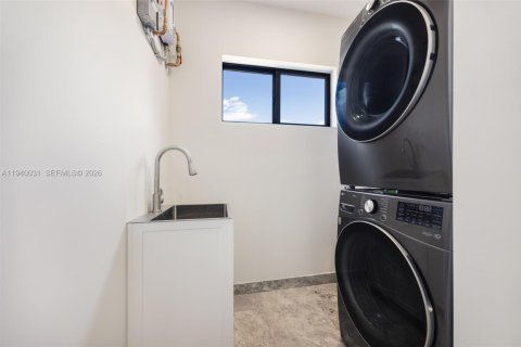 Villa ou maison à vendre à Miami, Floride: 4 chambres, 262.73 m2 № 2000207 - photo 28