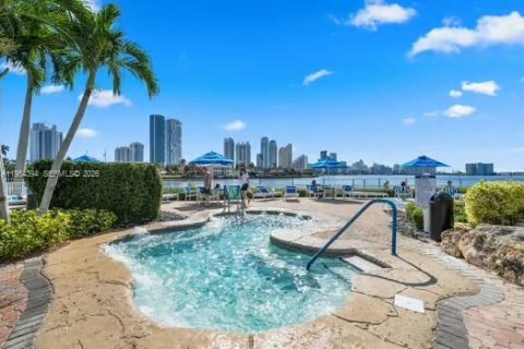 Condominio en venta en Aventura, Florida, 2 dormitorios, 126.81 m2 № 2153333 - foto 2