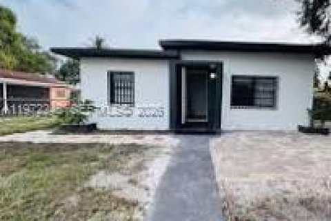 Дом в Опа-Локка, Флорида 3 спальни, 82.5м2 № 2032990