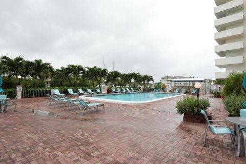Condo in Hallandale Beach, Florida, 1 bedroom  № 1121272 - photo 1
