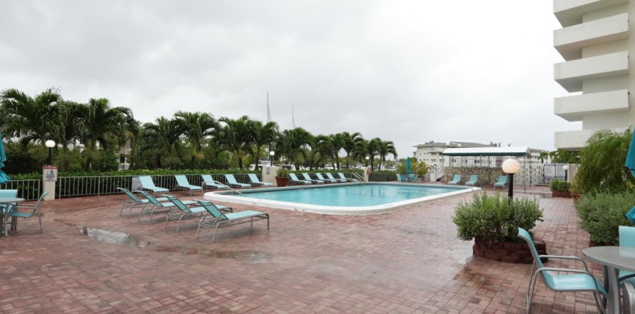 Condo in Hallandale Beach, Florida, 1 bedroom № 1121272