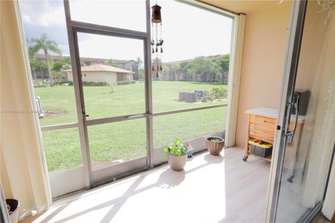 Copropriété à vendre à Pembroke Pines, Floride: 2 chambres, 92.9 m2 № 1729550 - photo 3