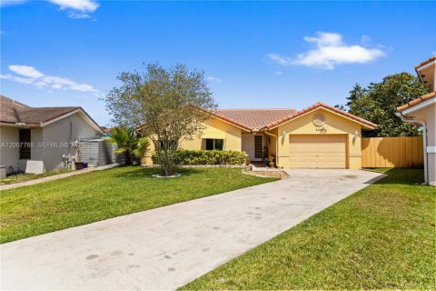 House in Plantation, Florida 3 bedrooms, 145.95 sq.m. № 2071688 - photo 2
