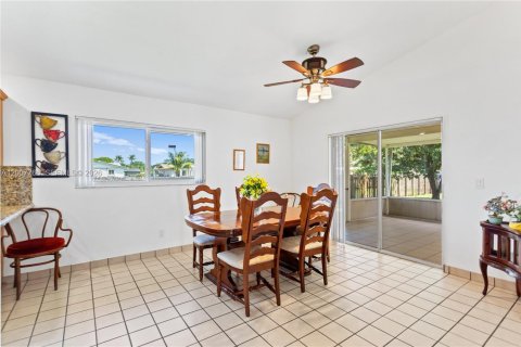 House in Plantation, Florida 3 bedrooms, 145.95 sq.m. № 2071688 - photo 8