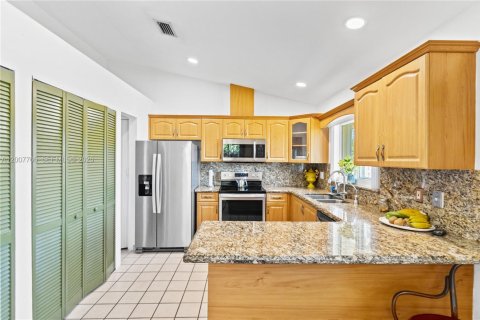 House in Plantation, Florida 3 bedrooms, 145.95 sq.m. № 2071688 - photo 15