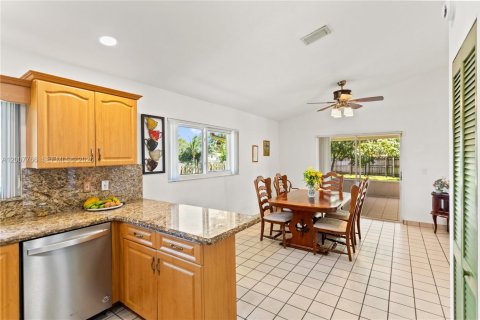 House in Plantation, Florida 3 bedrooms, 145.95 sq.m. № 2071688 - photo 18