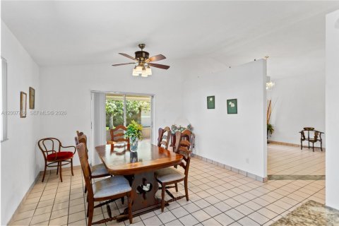 House in Plantation, Florida 3 bedrooms, 145.95 sq.m. № 2071688 - photo 13